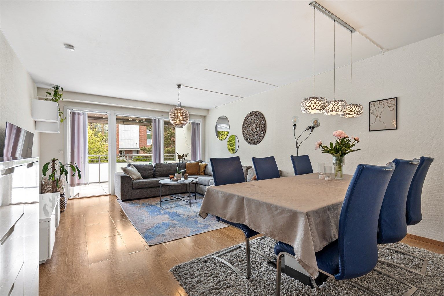 En romslig og innbydende 4-roms leilighet med to solrike uteplasser og store oppholdsrom. 