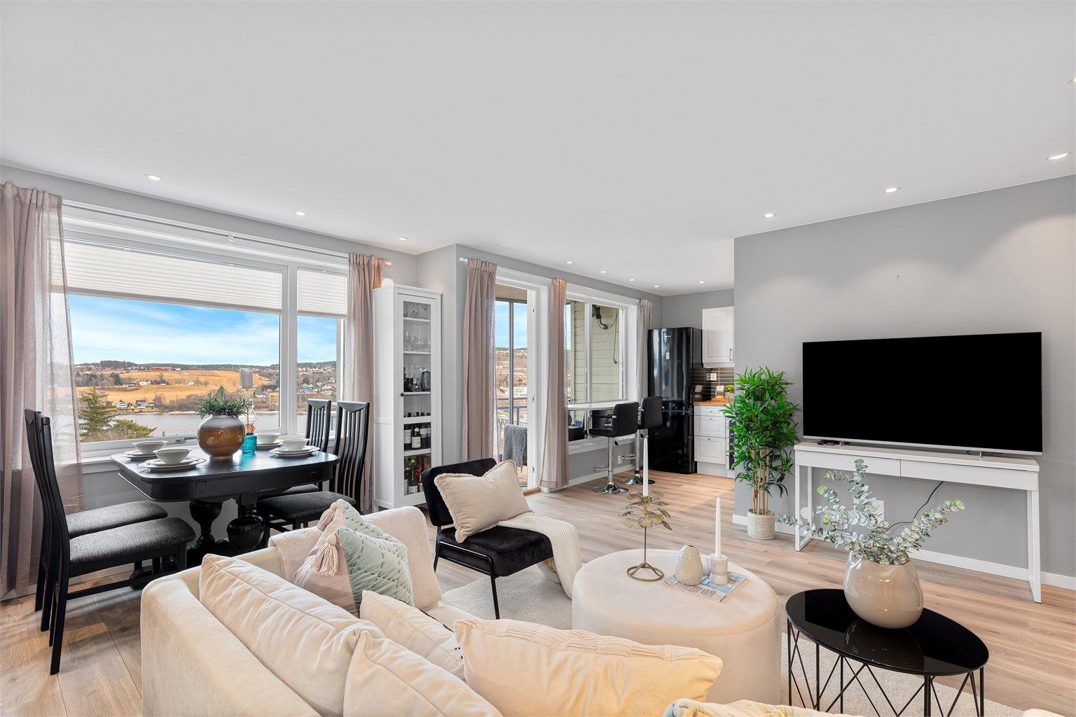 Eiendomsmegler Krogsveen v/Per Inge Hunvik ønsker velkommen til Garderveien 156