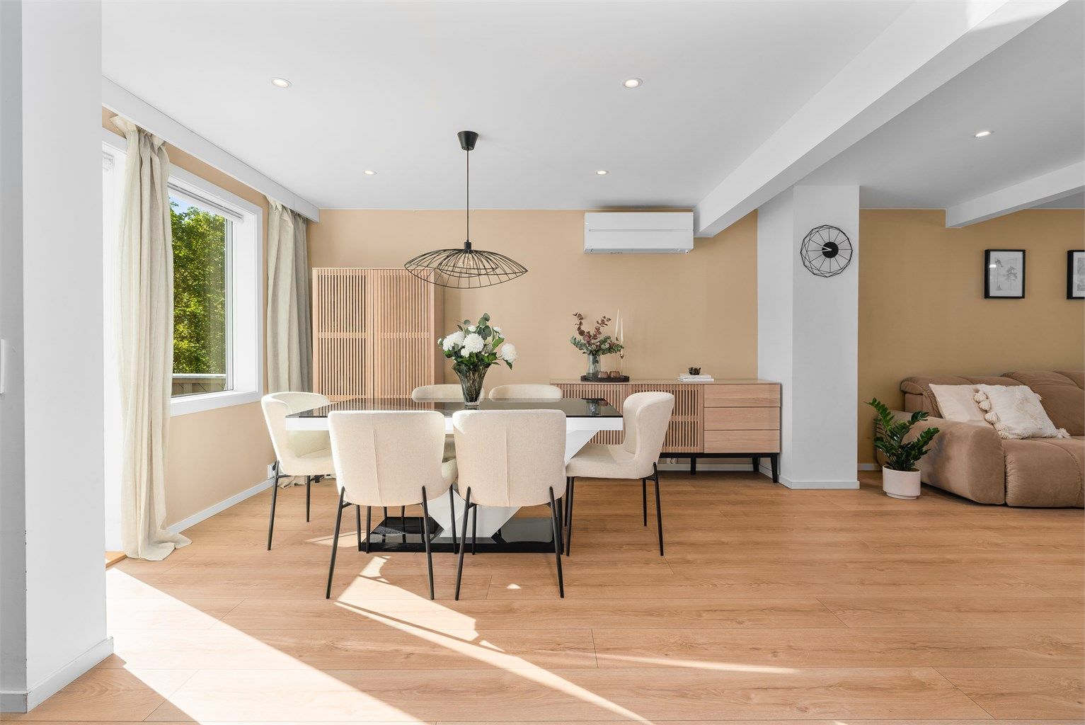 Stuen har plass til både spisebord og en romslig sofagruppe.
