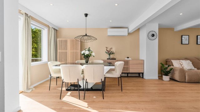 Stuen har plass til både spisebord og en romslig sofagruppe.