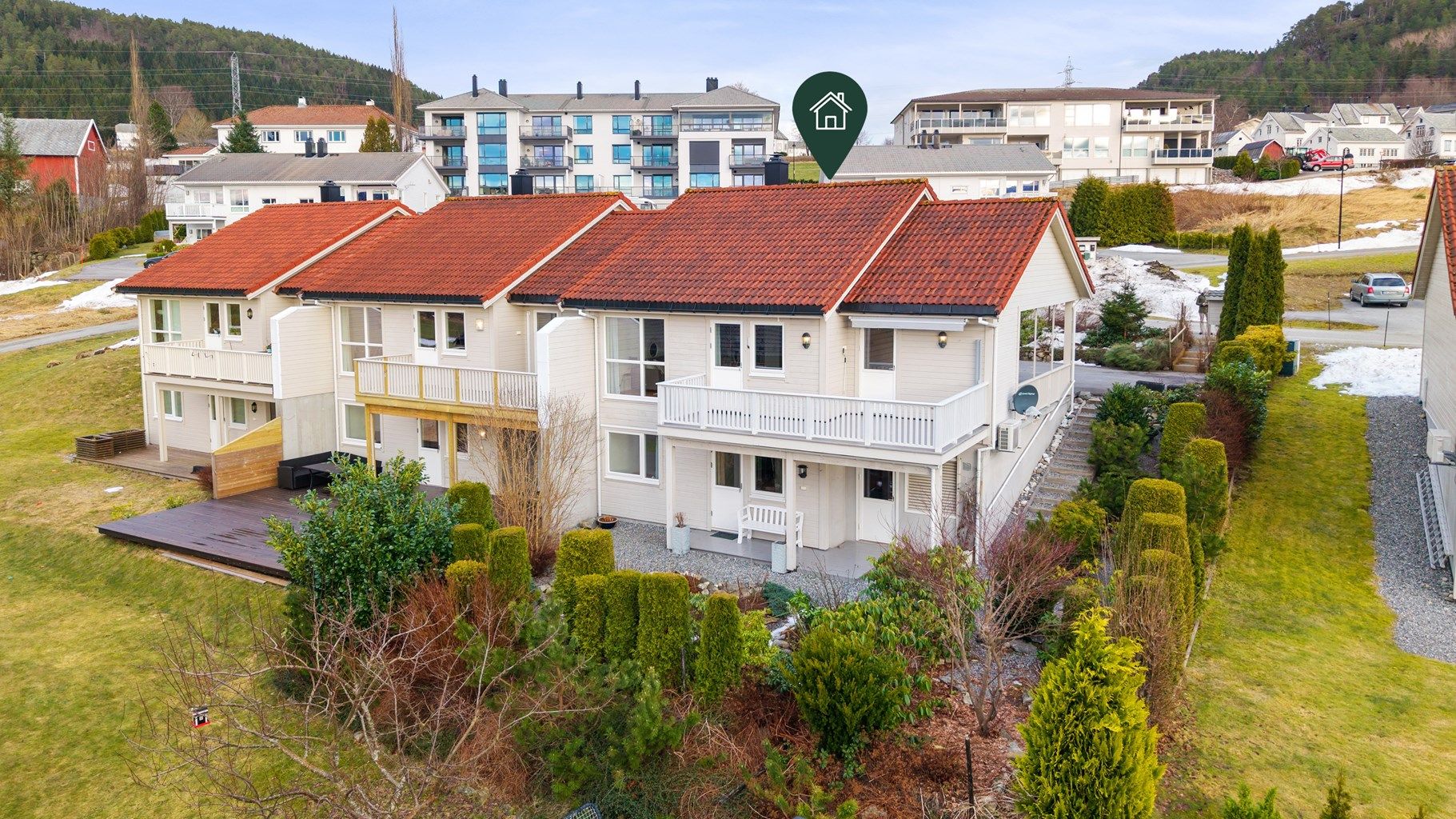 Krogsveen Sunnmøre v/Eiendomsmegler/Partner Marit Stuen Aursnes har gleden av å presentere Korsveggarden 6, et flott enderekkehus med utsikt til sjø og fjell