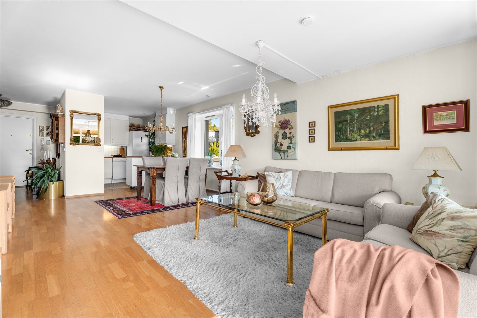 Lys og romslig stue med flere innredningsmuligheter. Foto: Max Strzepka/Oh Shots