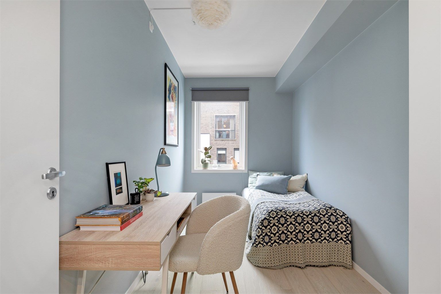 Soverrom 2 egner seg godt som gjesterom/kontor eller barnerom, med plass til seng og arbeidspult