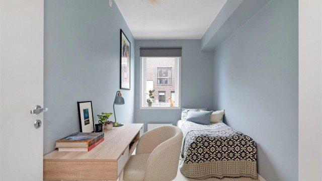 Soverrom 2 egner seg godt som gjesterom/kontor eller barnerom, med plass til seng og arbeidspult