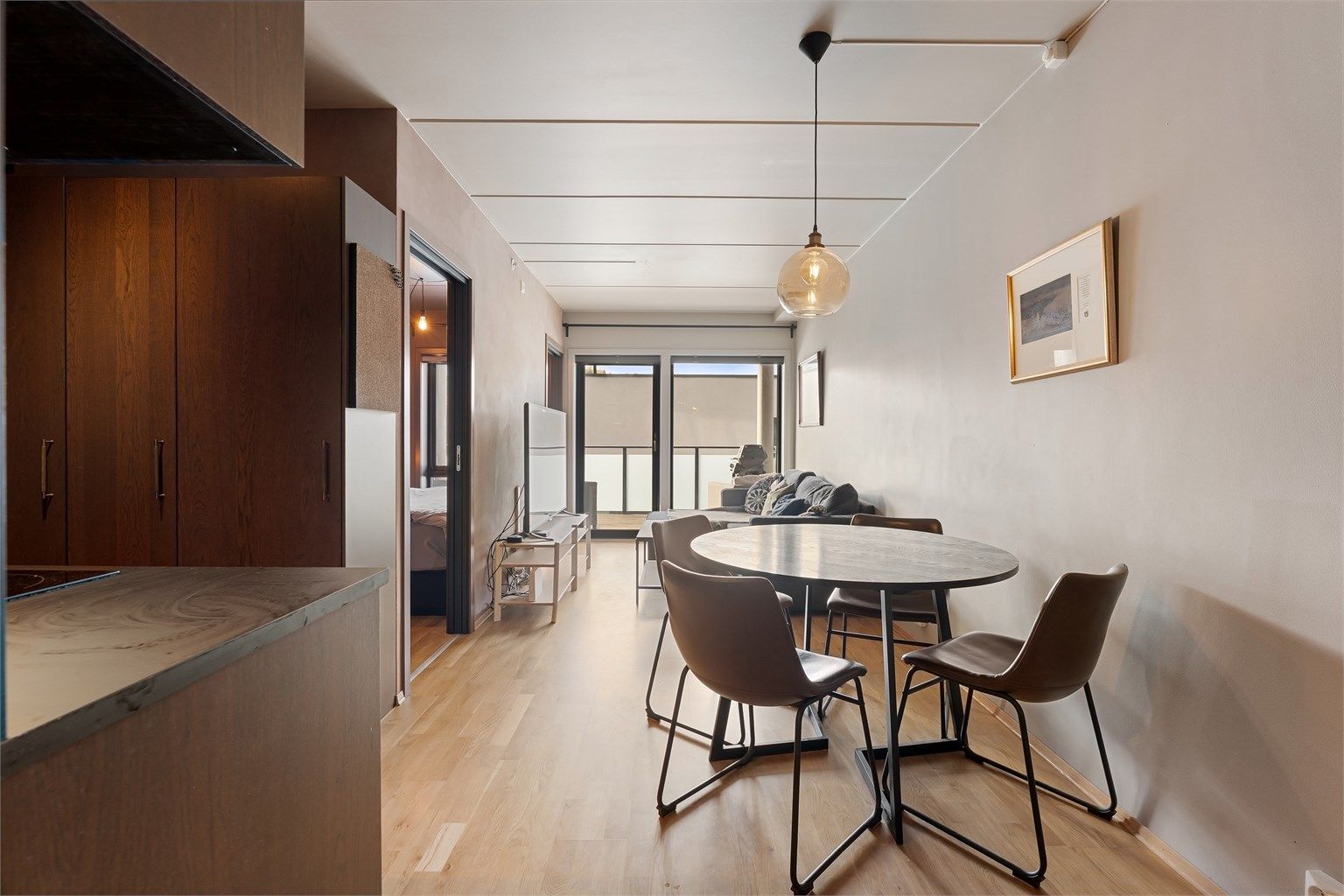 Det medfølger garasjeplass med direkte heisadkomst. Lave felleskostnader som inkluderer varmtvann og kabel-tv/internett