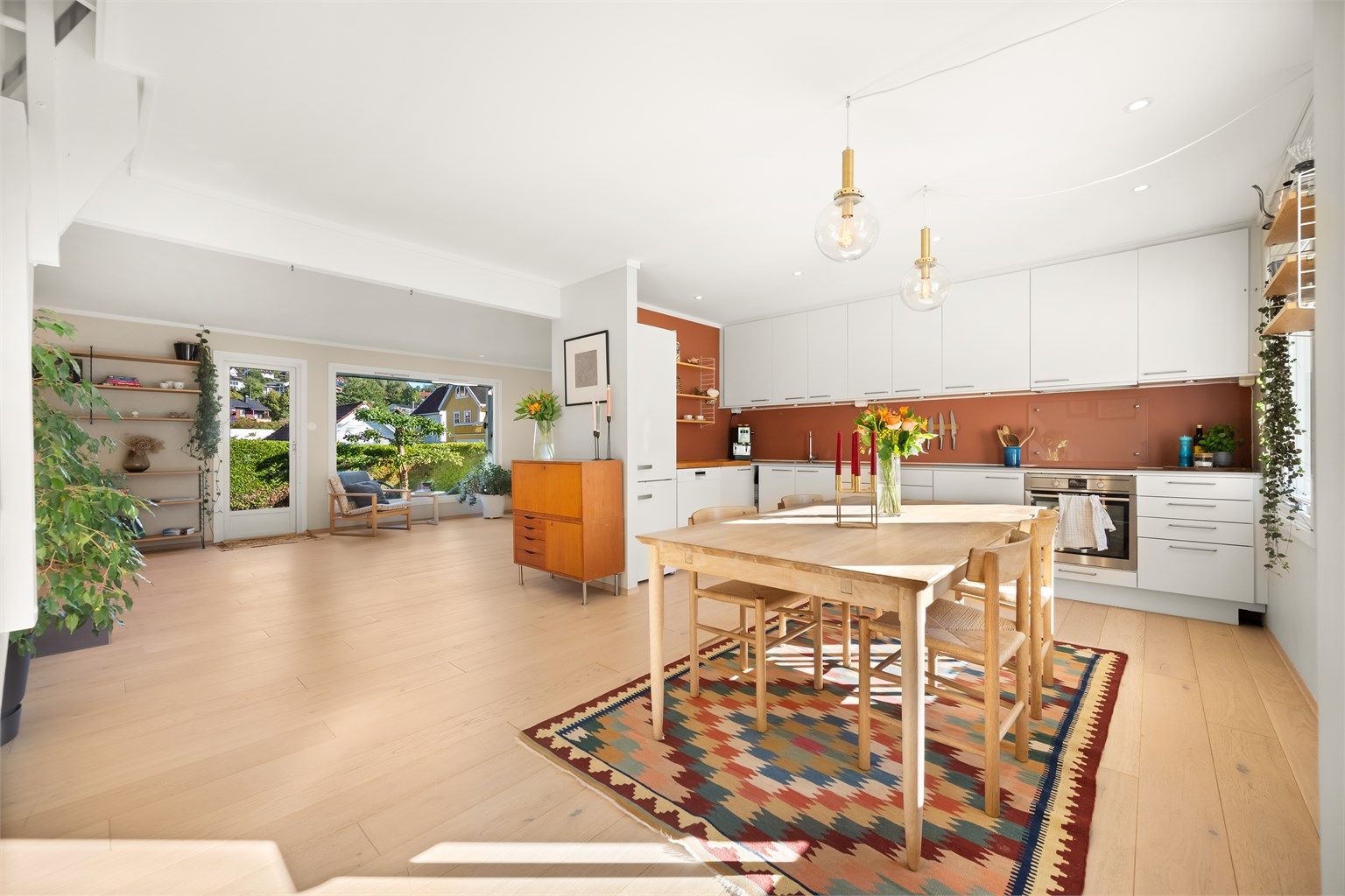 Lyse og hyggelige oppholdsrom gjør dette til en drømmebolig