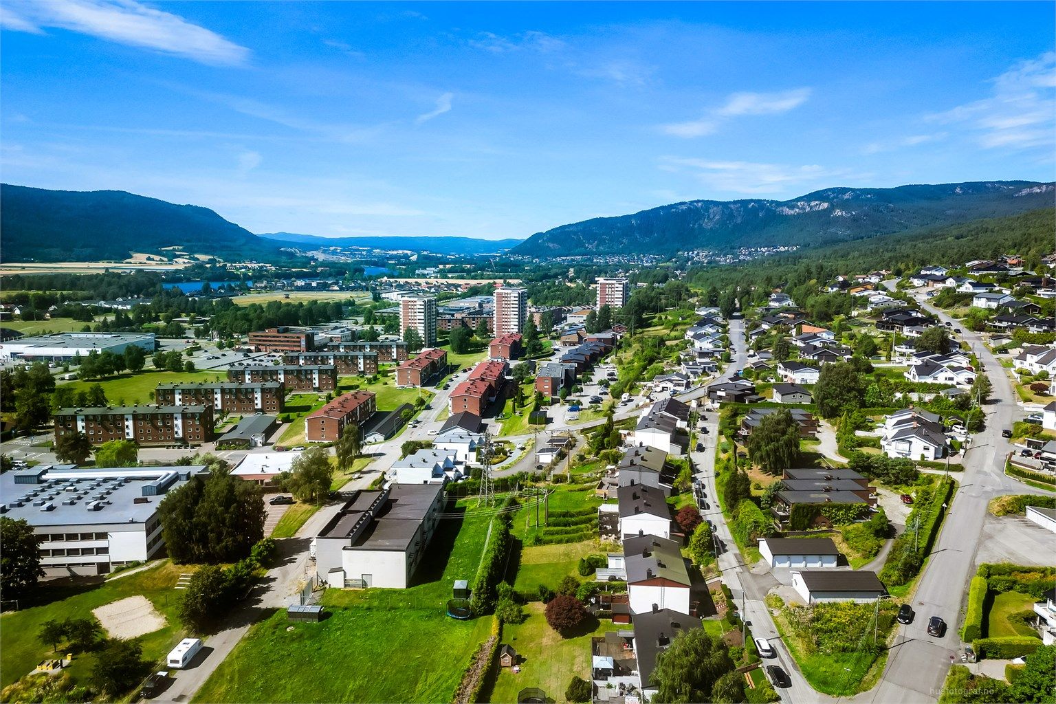Kort gangavstand til bussholdeplass, barnehager, skoler, Skimore Drammen og Kiwi XL Ligosenteret. 
