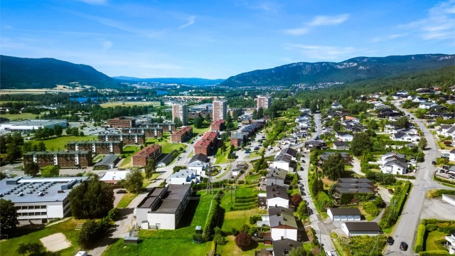 Kort gangavstand til bussholdeplass, barnehager, skoler, Skimore Drammen og Kiwi XL Ligosenteret.