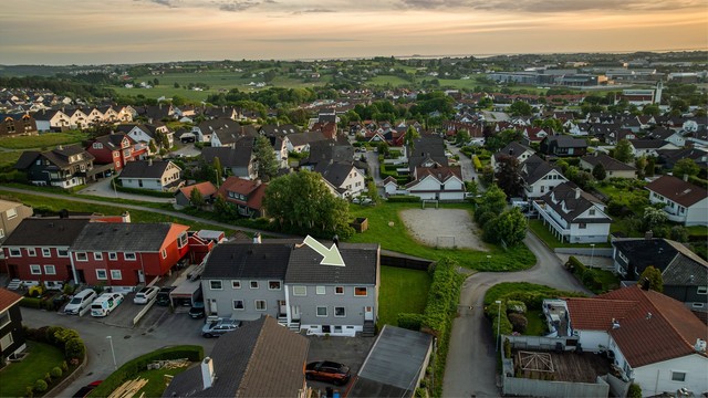 Etablert boligfelt på Tasta. Boligen ligger i enden av blindvei.