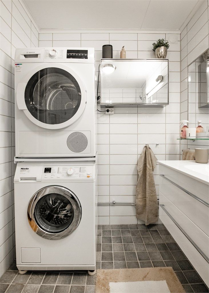 Her er det opplegg for vaskemaskin og plass til tørketrommel i søyle.
