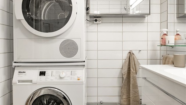 Her er det opplegg for vaskemaskin og plass til tørketrommel i søyle.