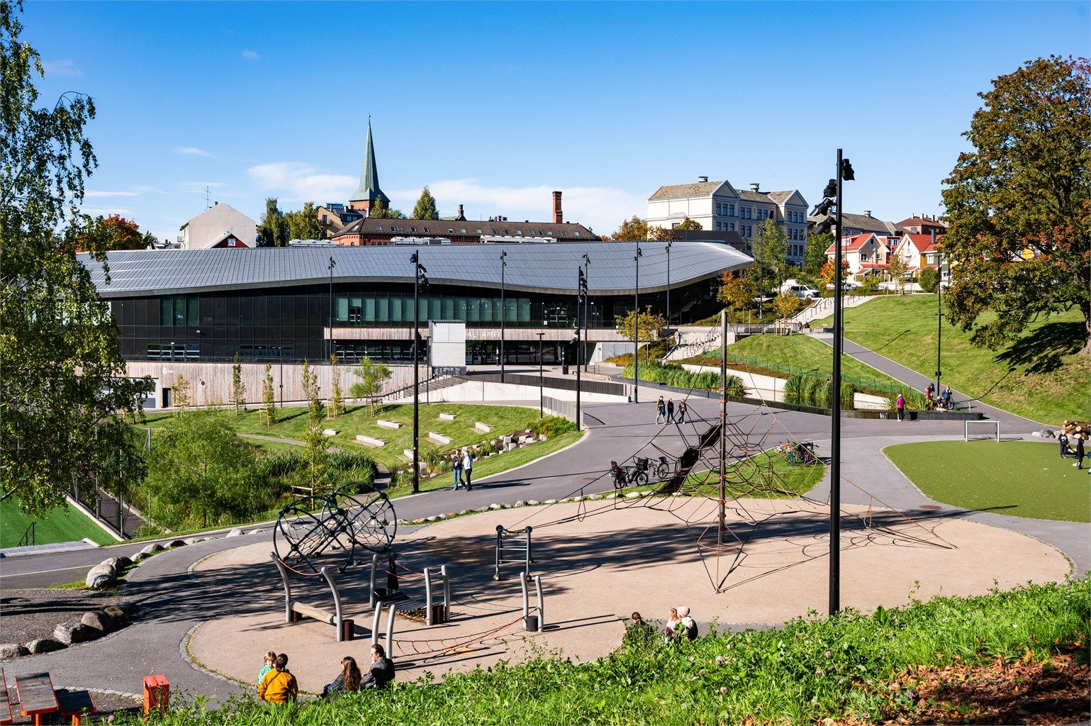 Det kort vei til flere moderne treningssentre i nærheten som SATS på Kampen, samt et idrettsanlegg på Jordal som har en stor bane med kunstgressdekke, skateboardanlegg, en idrettshall, to ishaller og en idrettslekeplass. 