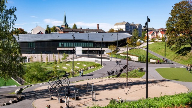 Det kort vei til flere moderne treningssentre i nærheten som SATS på Kampen, samt et idrettsanlegg på Jordal som har en stor bane med kunstgressdekke, skateboardanlegg, en idrettshall, to ishaller og en idrettslekeplass.