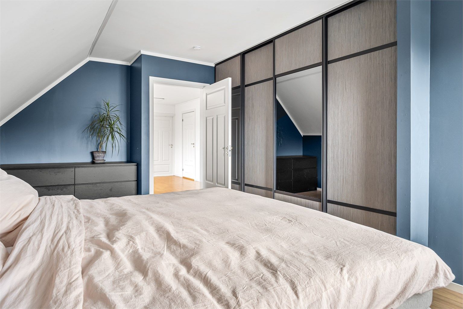 Hovedsoverom med skyvedørsgarderobe 