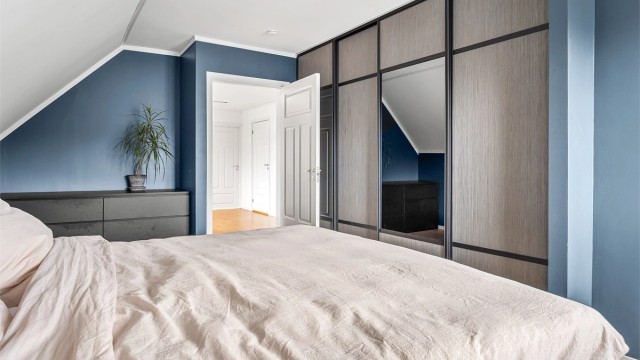 Hovedsoverom med skyvedørsgarderobe