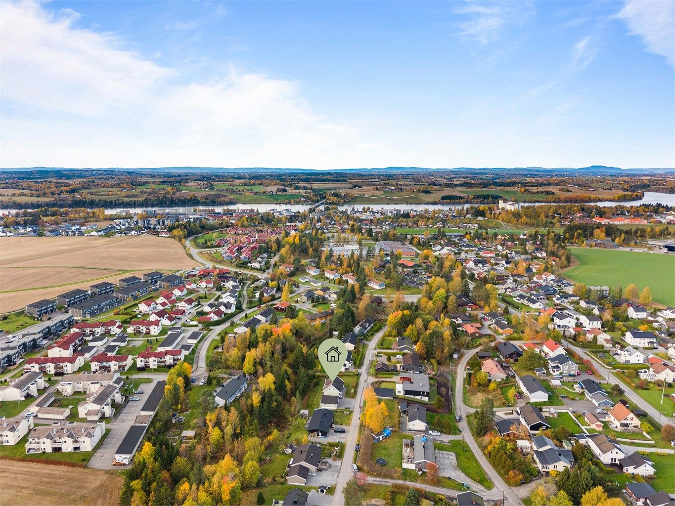 Eiendommen har en flott beliggenhet i kort avstand til Årnes sentrum. 