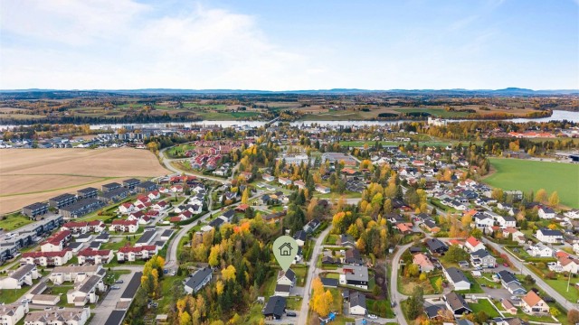 Eiendommen har en flott beliggenhet i kort avstand til Årnes sentrum.