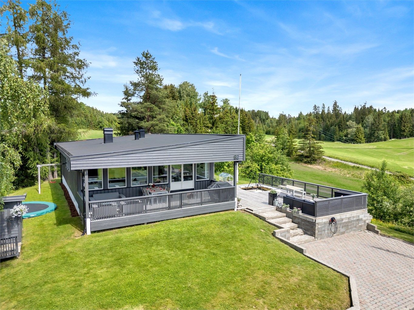 Velkommen til denne unike eiendommen. Landlig og samtidig sentralt på Frogner. 