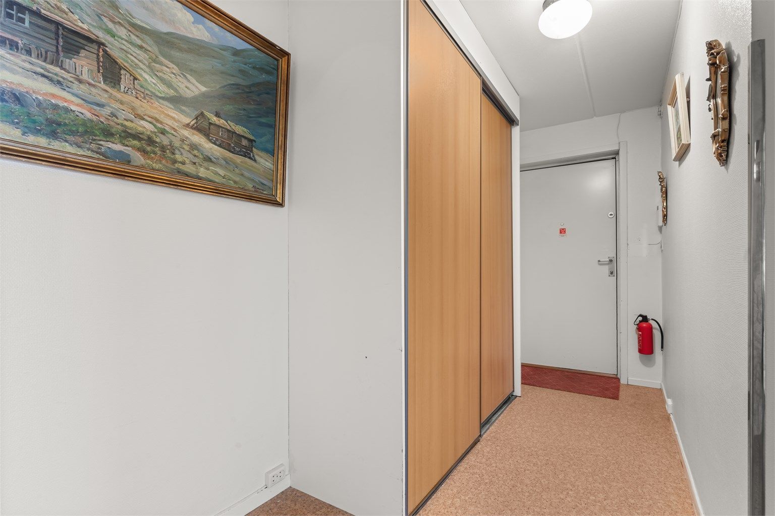Gangen har plass til garderobeløsninger og gir en naturlig overgang mellom boligens private rom og oppholdsarealer.