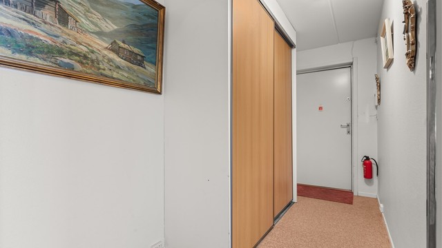 Gangen har plass til garderobeløsninger og gir en naturlig overgang mellom boligens private rom og oppholdsarealer.