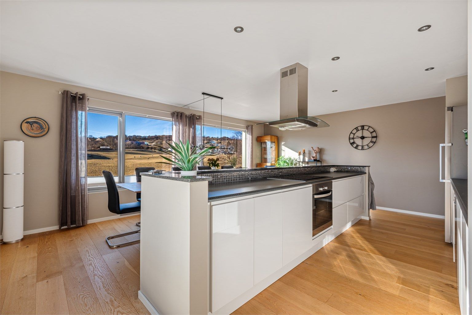 Toppetasjen er boligens sosiale sone, med kjøkkenet sentralt plassert for samvær.