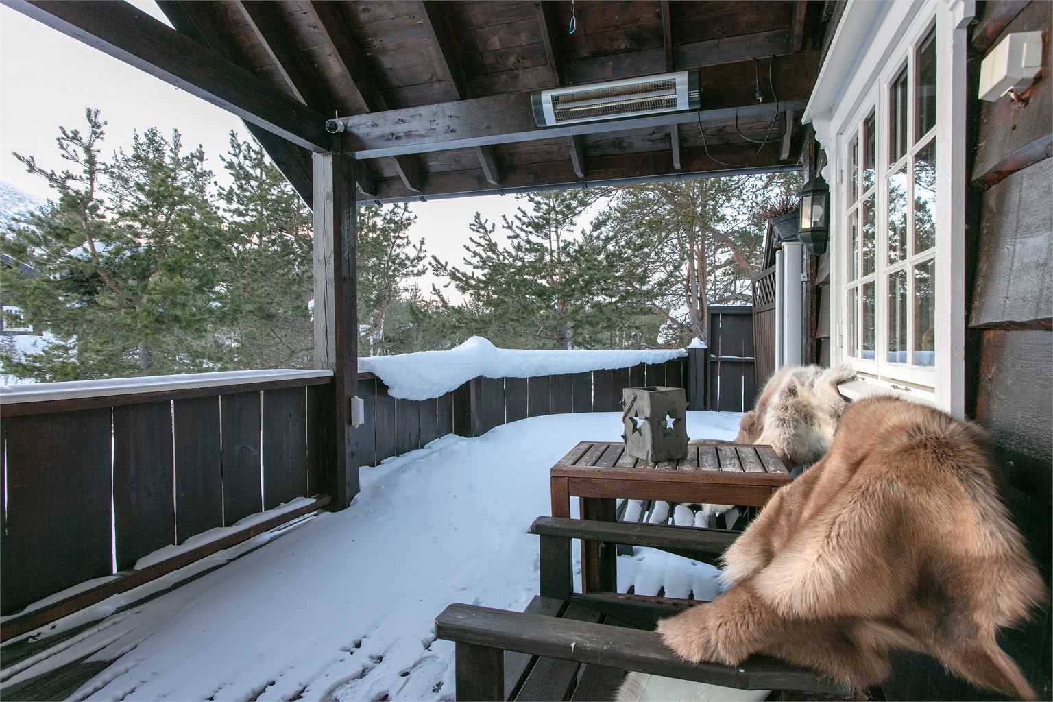Deler av terrassen (ca. 25 kvm) er overbygd og snøfri