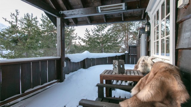 Deler av terrassen (ca. 25 kvm) er overbygd og snøfri