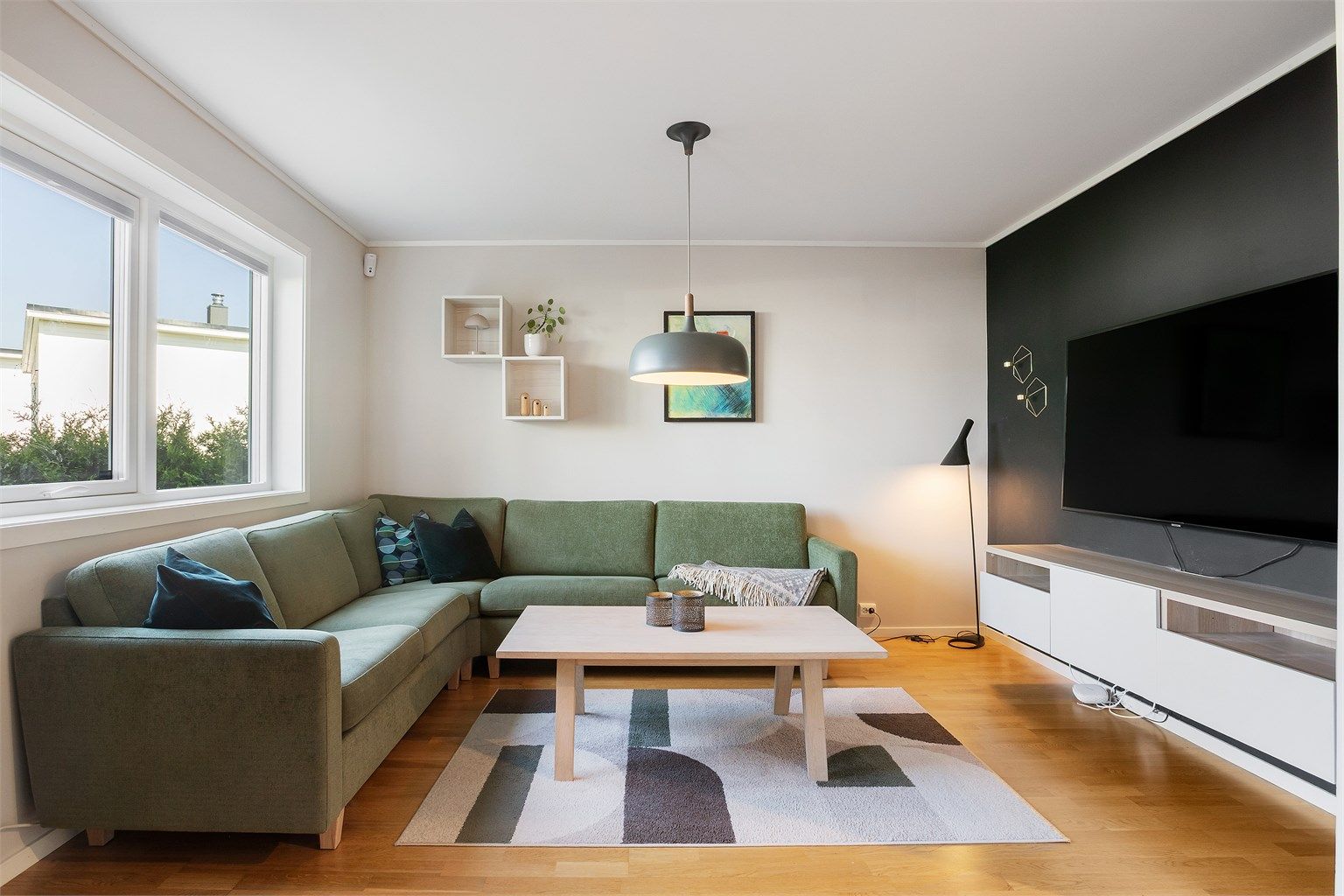Vinduene har 3-lags isolerglass, som bidrar til boligens energieffektivitet. 