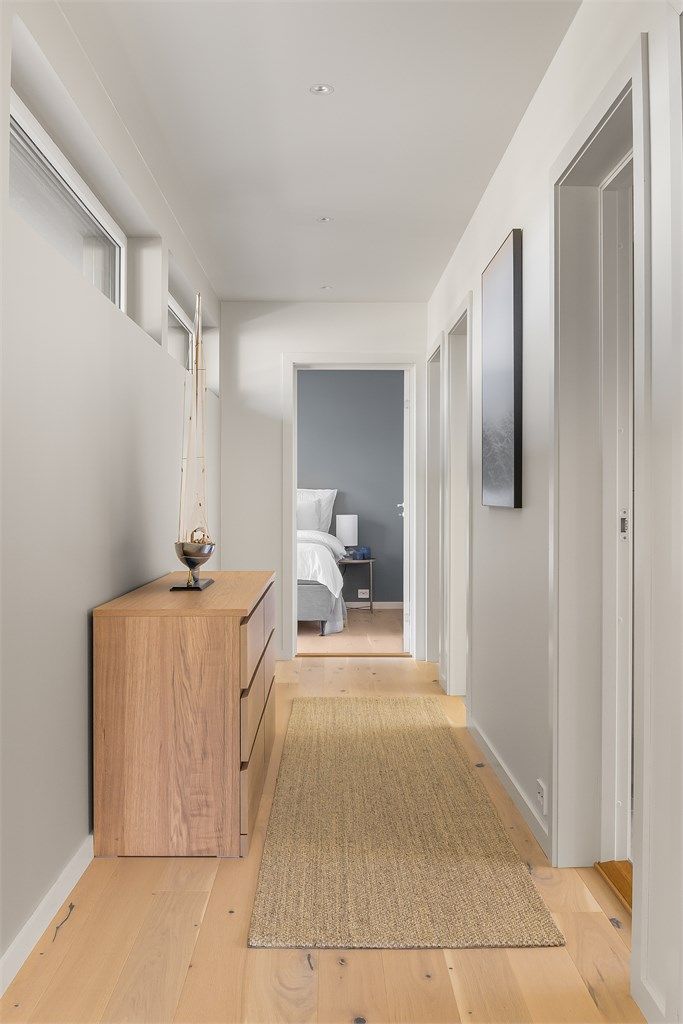 Gangen fordeler til hyttas fire soverom, bad og vaskerom.