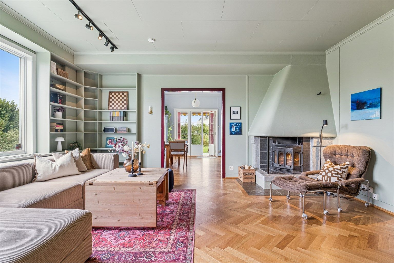 To flotte stuer med mye naturlig lys og god takhøyde. 