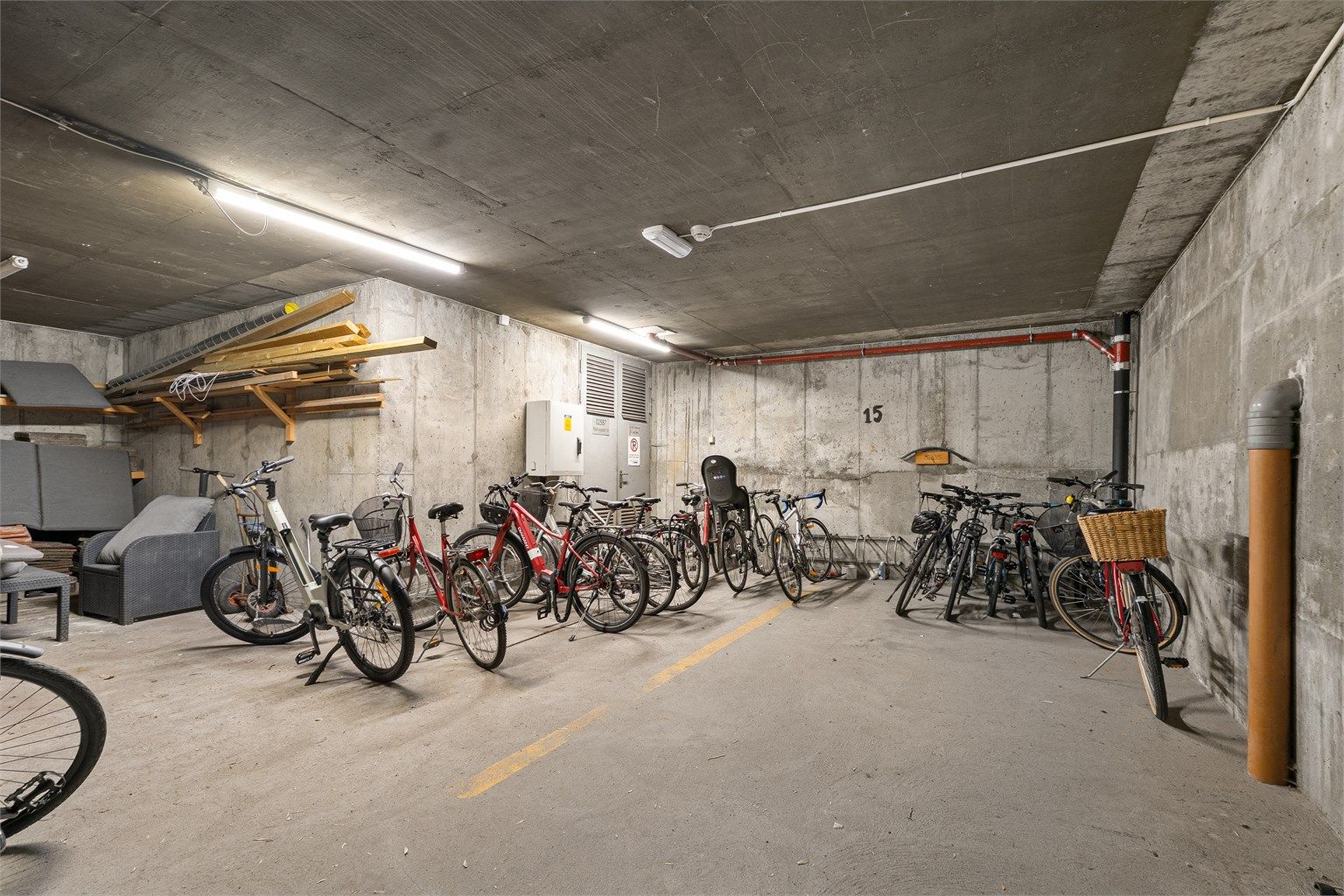 Det finnes også innendørs sykkelparkering for beboere. 