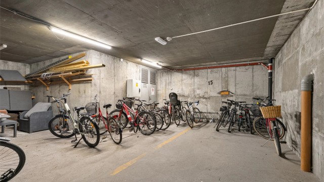 Det finnes også innendørs sykkelparkering for beboere.