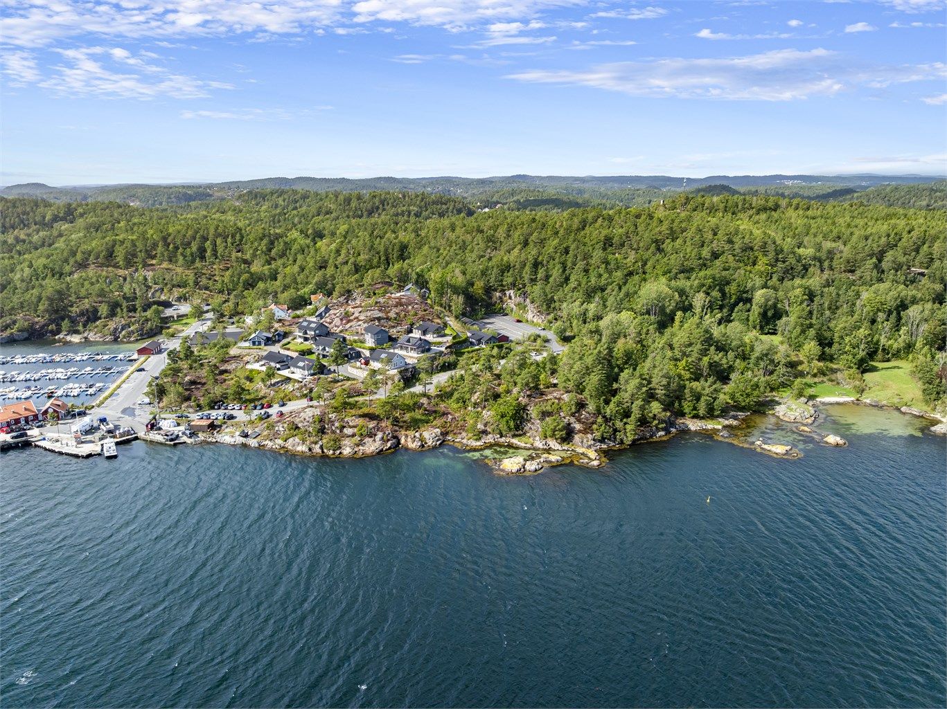 Med sin sentrale beliggenhet er dette en god base for å utforske Sørlandets skjærgård og nærliggende byer som Risør og Arendal.