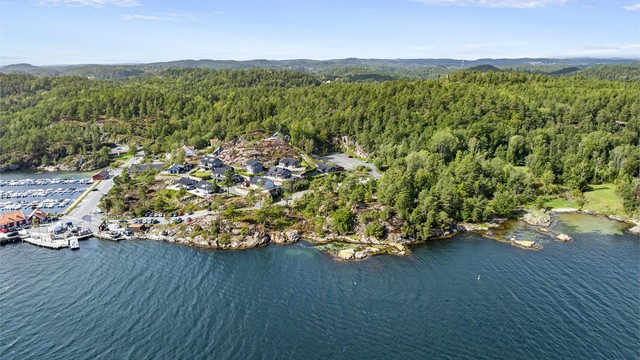 Med sin sentrale beliggenhet er dette en god base for å utforske Sørlandets skjærgård og nærliggende byer som Risør og Arendal.