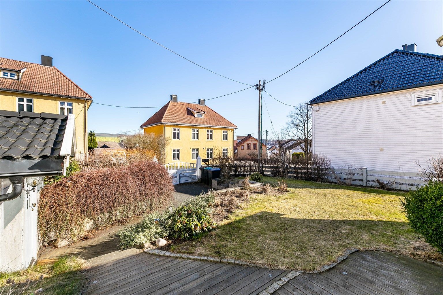 Hagen er en avskjermet og trygg tumleplass. Gangvei med belegningsstein og prydbusker leder mellom port og inngangsparti.