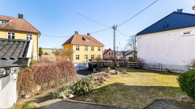 Hagen er en avskjermet og trygg tumleplass. Gangvei med belegningsstein og prydbusker leder mellom port og inngangsparti.
