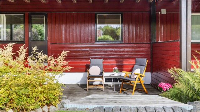 Overbygget platting som gir en lun og skjermet sitteplass.