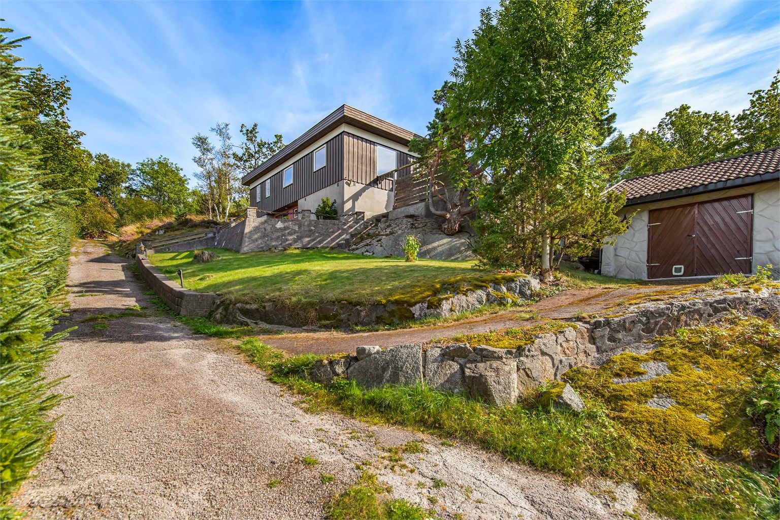 Her bor du i en sjarmerende gate med lite trafikk og støy, og her kan en trygt slippe ut ungene for lek og moro i trygge og barnevennlig omgivelser. 
