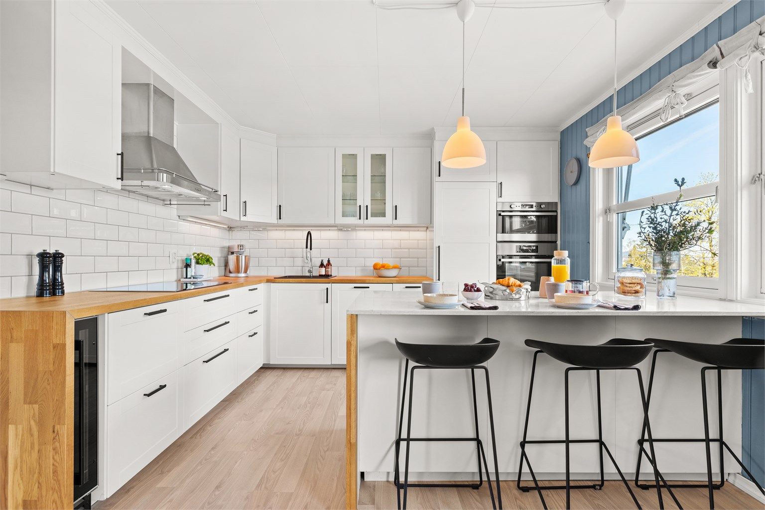 Kjøkkenet er utstyrt med blant annet vinskap fra Temptech (2024) og nedfelt kum med armatur fra Grohe.