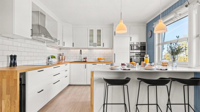 Kjøkkenet er utstyrt med blant annet vinskap fra Temptech (2024) og nedfelt kum med armatur fra Grohe.