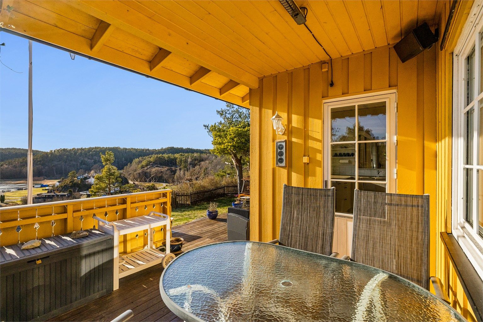 Spiseplassen rett utenfor kjøkkenet blir flittig brukt.