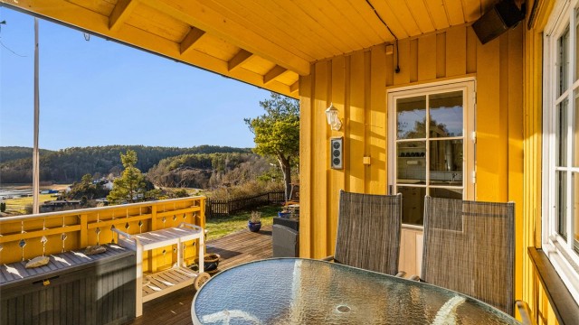 Spiseplassen rett utenfor kjøkkenet blir flittig brukt.