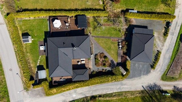 Se punkt tomt angående deler av tomten til venstre i bildet som er opparbeidet utenfor tomtegrense - Har vært leid av kommunen tidligere men ikke aktivt leieforhold nå