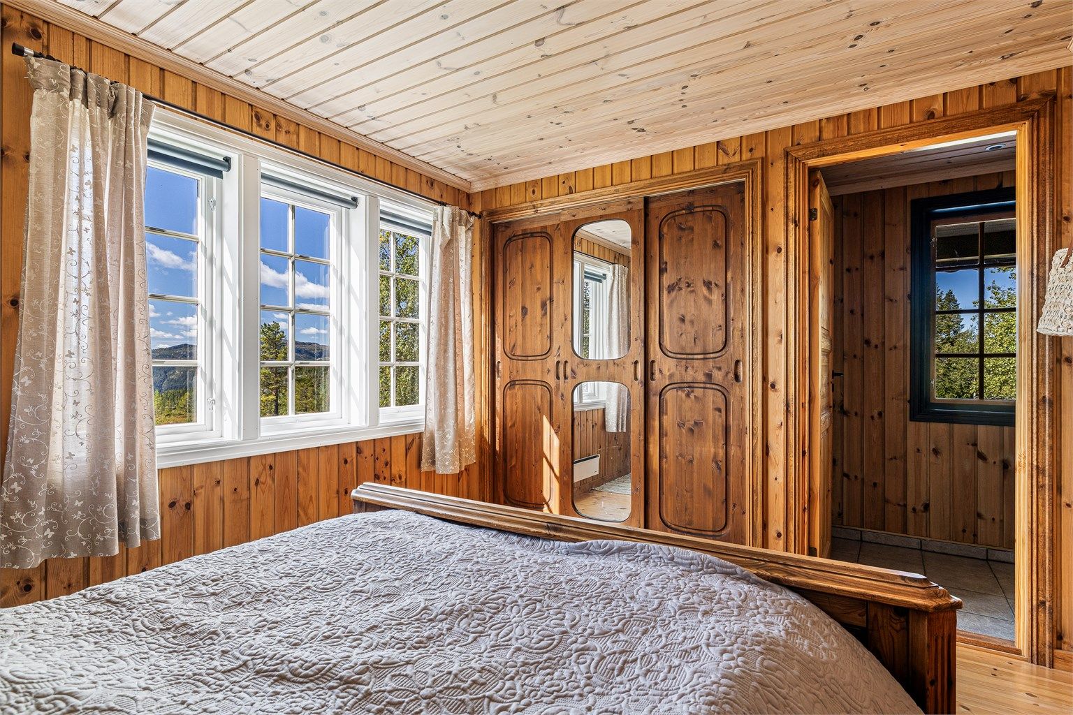 Smart og praktisk skap løsning integrert i veggen. 