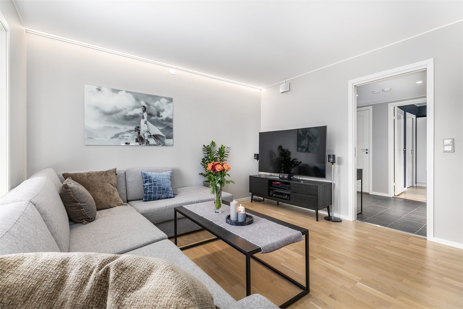 LED-strip er installert i stuens himling i senere år.