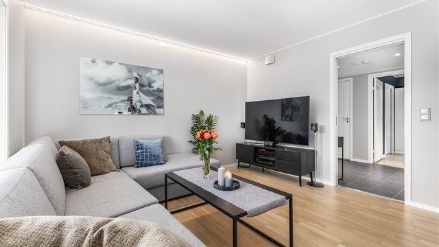 LED-strip er installert i stuens himling i senere år.