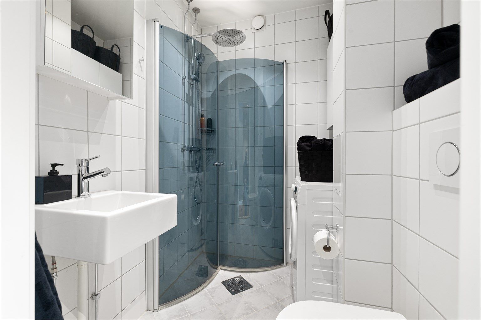 Badet har flislagt gulv med varmekabler for ekstra komfort, og opplegg for vaskemaskin. Varmtvann er inkludert i husleien.