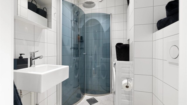 Badet har flislagt gulv med varmekabler for ekstra komfort, og opplegg for vaskemaskin. Varmtvann er inkludert i husleien.