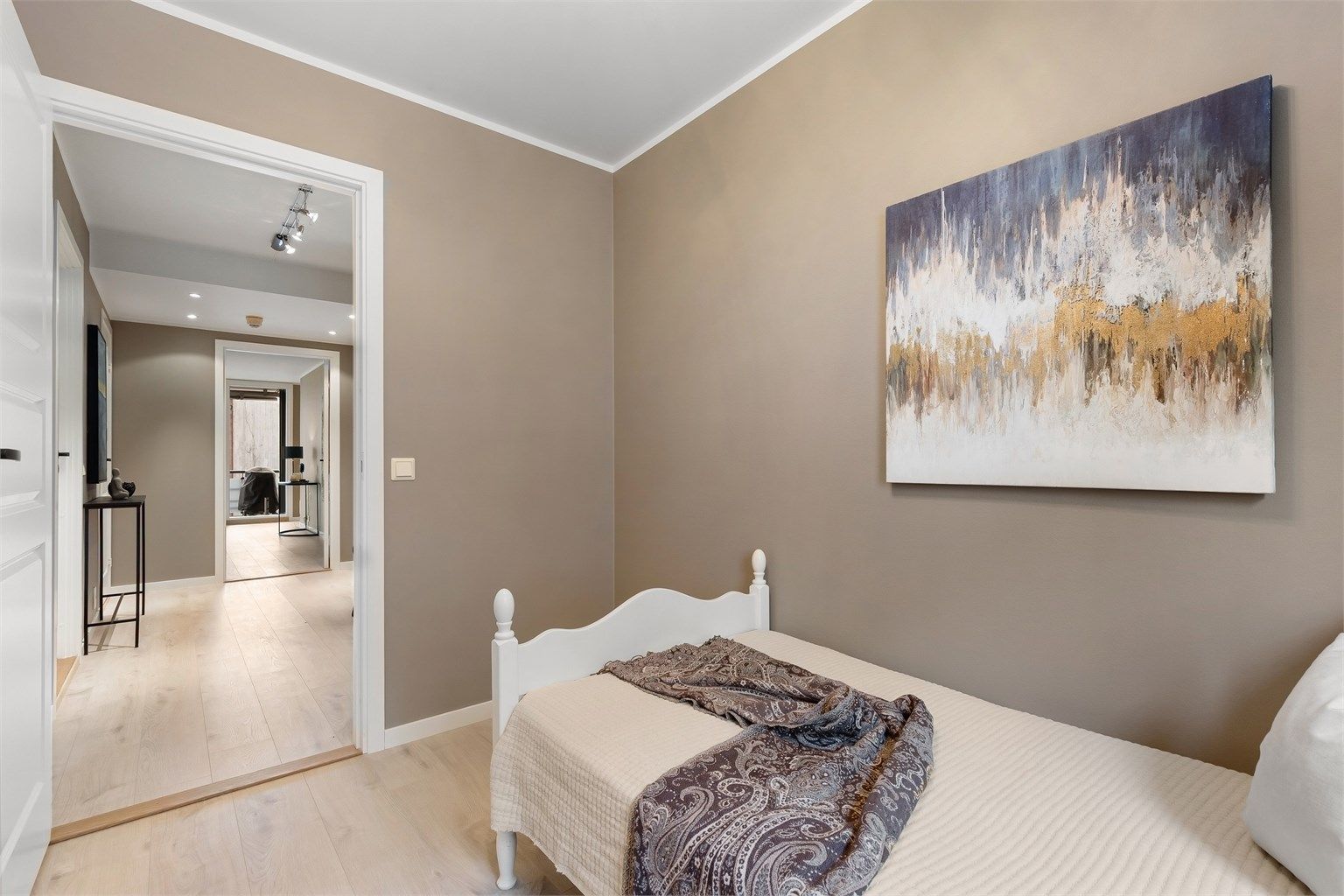 Rommet ligger adskilt fra stuen, i leilighetens private sone.