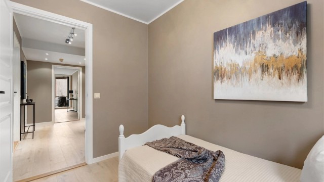 Rommet ligger adskilt fra stuen, i leilighetens private sone.